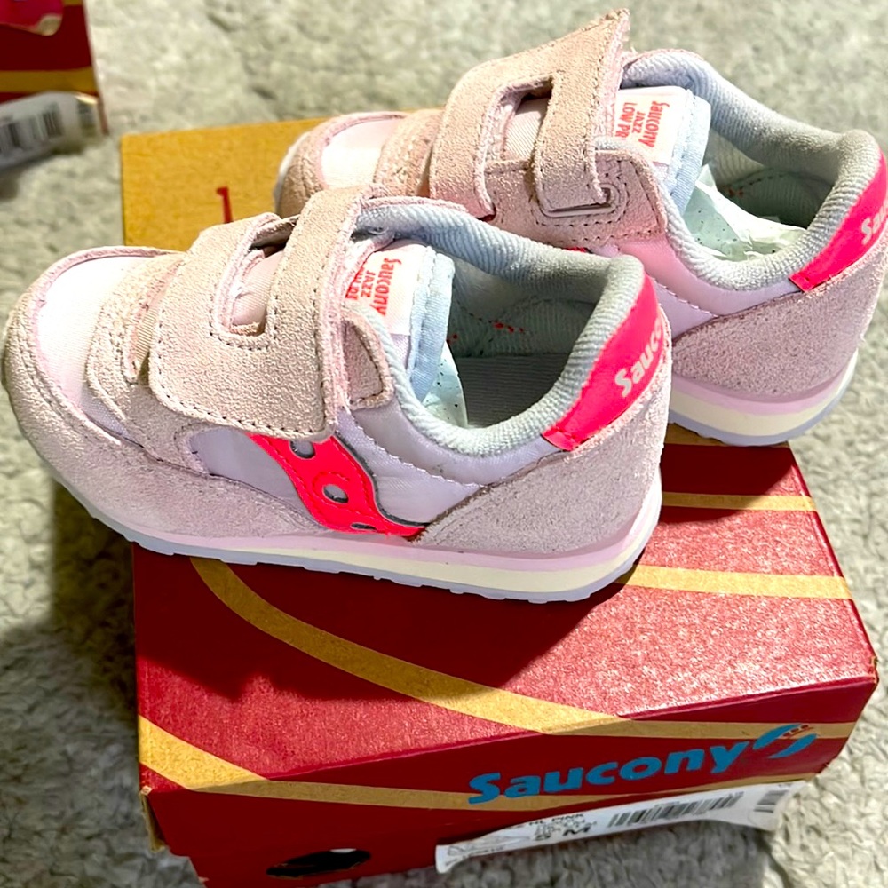 Saucony tennis shoe
